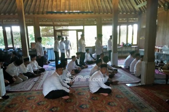 Hari ini Penentuan Hasil Pilkada, Puluhan Santri Berdoa di Rumah Anies Baswedan - JPNN.COM