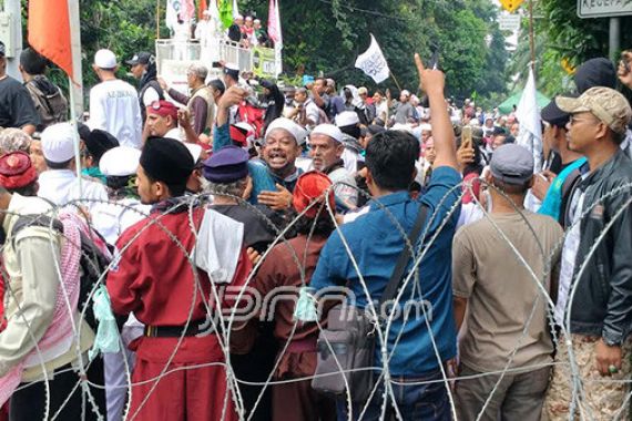 Ahok Dituntut Ringan, Massa pun Emosi - JPNN.COM