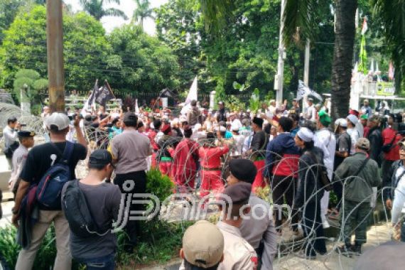 Indonesia Raya dan Garuda Pancasila Menggema dari Massa Kontra-Ahok - JPNN.COM