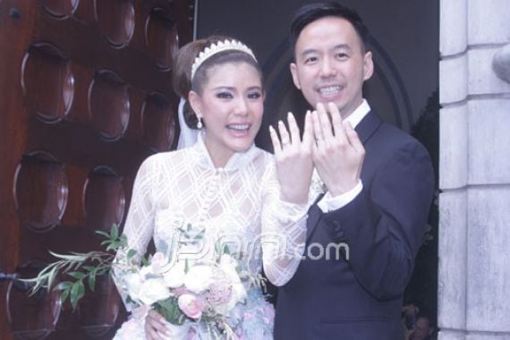 Pujian Suami Bikin Olga Senyum Malu-Malu - JPNN.COM