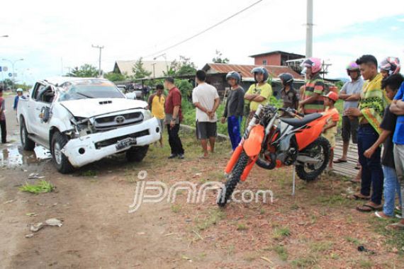 Kecelakaan Ngeri, Mobil Terbalik Dua Kali - JPNN.COM