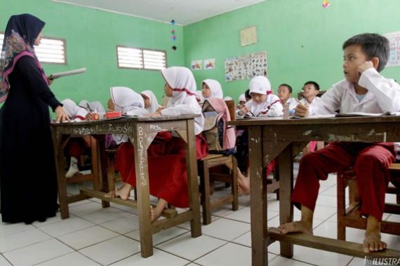 Kurang Tenaga Pendidik, Guru Ini Harus Mengajar 6 Kelas - JPNN.COM