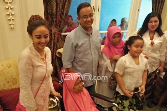 Bu Fatimah Langsung Menangis saat Bertemu Anies - JPNN.COM