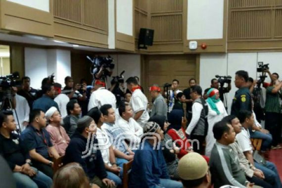 Suarakan Takbir, Pengunjung Sidang Ahok Diusir - JPNN.COM