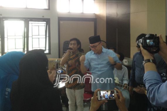 Ketua MPR Asyik Berjoget Saat Sosialisasi Empat Pilar Kebangsaan - JPNN.COM