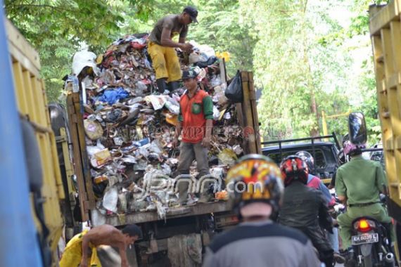 Bau Sampah dari TPA, Warga Ancam Demo di Kantor Bupati - JPNN.COM
