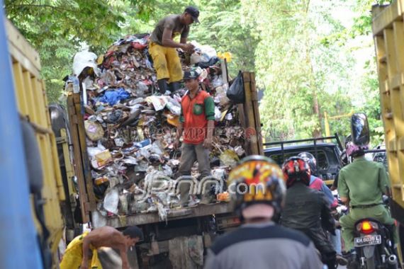 Masih 1.100 Ton Sampah yang Belum Terangkut - JPNN.COM