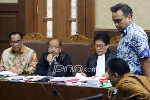 Hakim Cecar Keponakan Novanto soal Uang untuk Anggota DPR - JPNN.COM