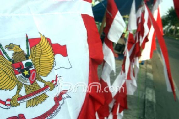 Perayaan HUT RI: Merah Putih Berkibar di Dasar Teluk Kupang - JPNN.COM
