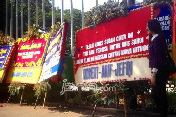 Karangan Bunga untuk Ahok Jadi Perhatian saat May Day - JPNN.COM