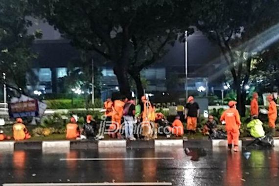 Pasukan Oranye Datang, Sampah Aksi May Day Hilang - JPNN.COM