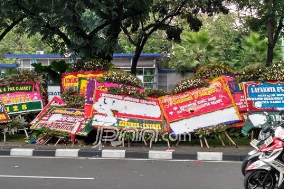 Lelah, Buruh Bersandar ke Tumpukan Karangan Bunga untuk Ahok-Djarot - JPNN.COM