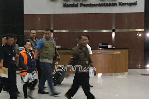 Kelar Jalani Pemeriksaan, Miryam Langsung Pakai Rompi Tahanan - JPNN.COM