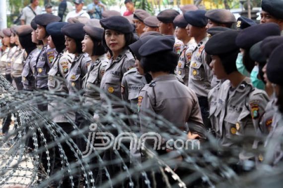 Tuntut Buka Blokade Jalan Menuju Istana, Massa: Kami Buruh, Tidak Makar! - JPNN.COM