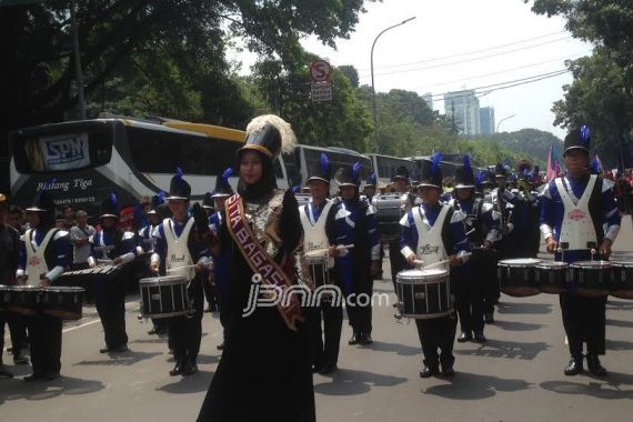 Lihat nih, Aksi Marching Band Ikut Meriahkan May Day - JPNN.COM