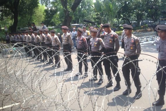 Polisi Pasang Kawat Berduri untuk Cegah Massa Buruh Dekati Istana - JPNN.COM