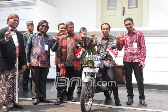 Senangnya Pemuda Ini Saat Pak Jokowi Berkenan Naik Motor Miliknya - JPNN.COM