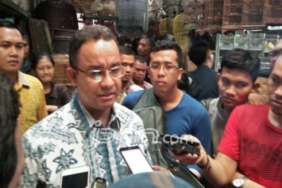 Anies Senyum-Senyum Masuk ke Toko Ahok - JPNN.COM