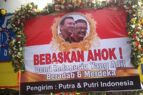 Karangan Bunga Bebaskan Ahok Muncul di Balai Kota - JPNN.COM