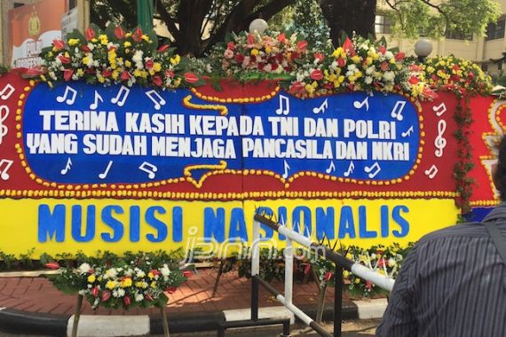 Mabes Polri Kebanjiran Karangan Bunga - JPNN.COM