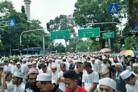 Istiqlal Penuh, Jemaah Aksi 55 Tutup Jalanan Buat Jumatan - JPNN.COM