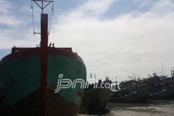 Kapal-kapal Milik Nelayan pun Ditambatkan - JPNN.COM