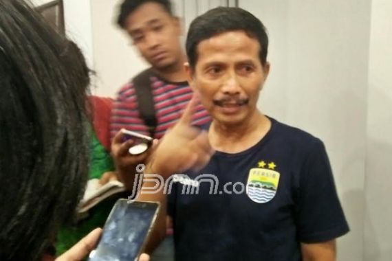 Umrah, Djadjang Titip Strategi Lawan PSM ke Asisten Pelatih - JPNN.COM