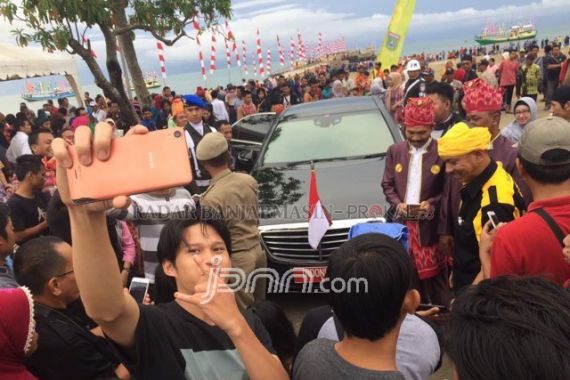Ohoho.. Warga Antusias Selfie dengan Mobil Jokowi - JPNN.COM
