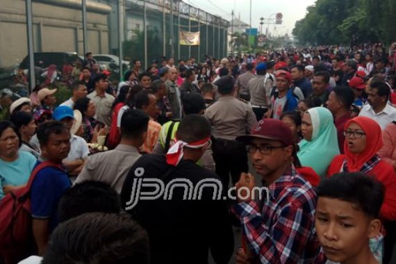 Massa Pendukung Ahok di Depan Rutan: Dobrak, Dobrak Pintunya! - JPNN.COM