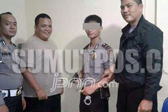 Modal Seragam Polisi Milik Abang, Mahasiswa Ini Peras Keluarga Tahanan - JPNN.COM