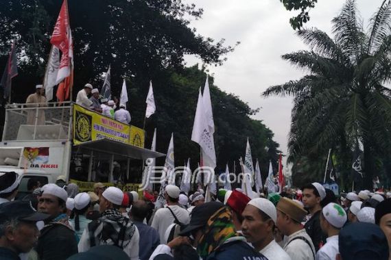 Massa Penentang Ahok Simak Pembacaan Putusan dari Mobil Komando - JPNN.COM