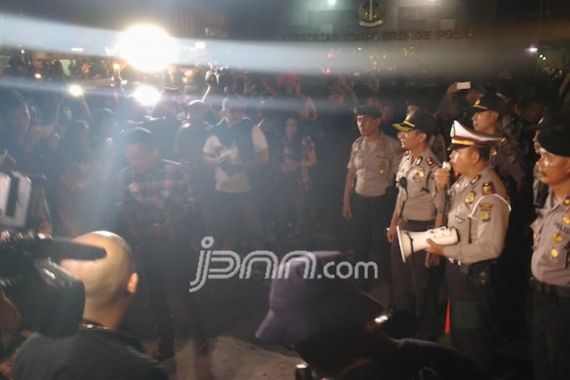 Polisi Bubarkan Massa Pendukung Ahok di Depan Mako Brimob - JPNN.COM