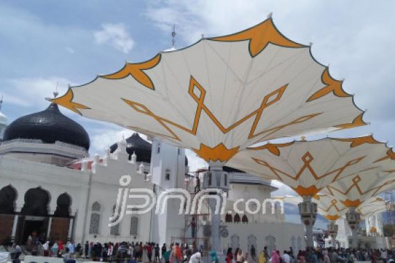 Iseng Bikin TikTok di Masjid Raya Aceh, 4 Pria Langsung Diciduk Petugas - JPNN.COM