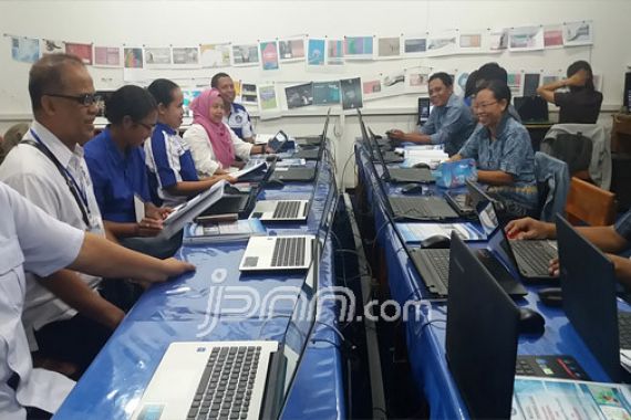 Tulis SMS Dulu, Setelah Itu Naik ke Atas Pohon Cari Sinyal - JPNN.COM