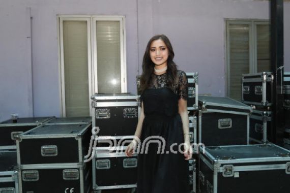 Jessica Iskandar Borong Baju Lebaran di Pasar - JPNN.COM