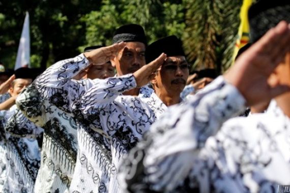 Menunggu Aturan Guru Wajib Mengajar 8 Jam - JPNN.COM