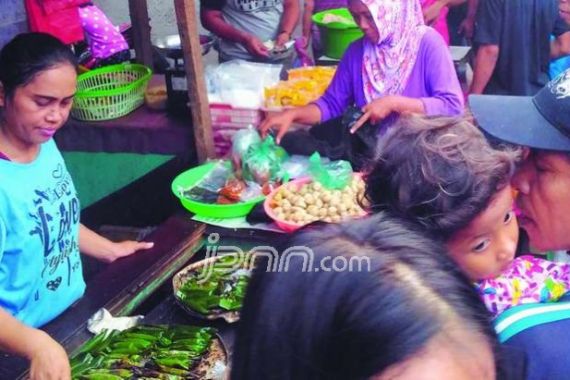 Meraup Untung Jelang Ramadan, Pedagang Kue Bisa Beli Motor - JPNN.COM
