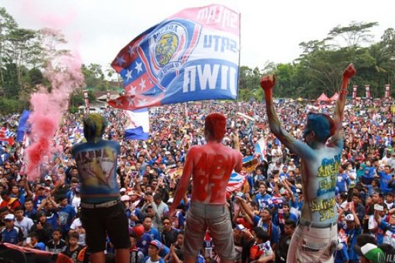 Brimob Ikut Kawal Aremania ke Lamongan - JPNN.COM