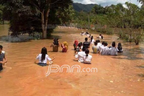 Lihatlah, Pelajar Melawan Banjir demi ke Sekolah - JPNN.COM