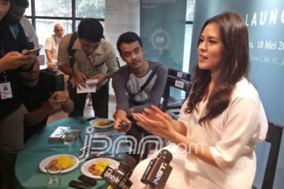 Hikss.. Raisa Nangis Saat Baca Tafsir Al quran - JPNN.COM