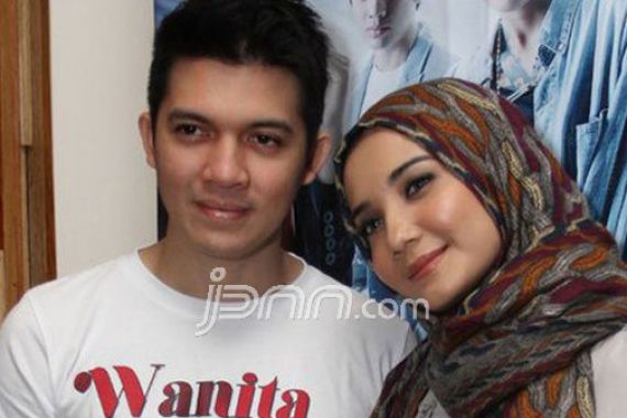 Rayakan 8 Tahun Pernikahan, Irwansyah dan Zaskia Sungkar Umrah - JPNN.COM