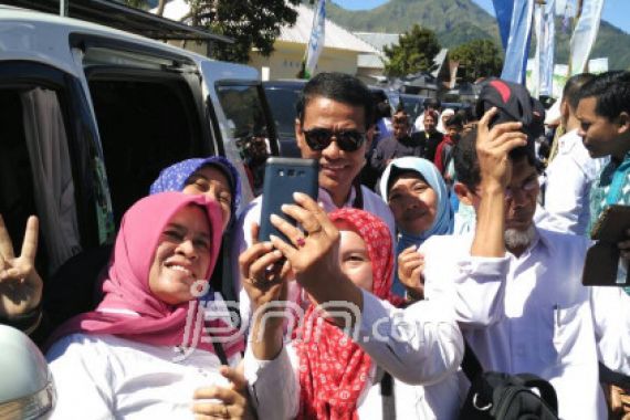 Menteri Amran Baik Hati, Warga Ramai Ajak Selfie - JPNN.COM