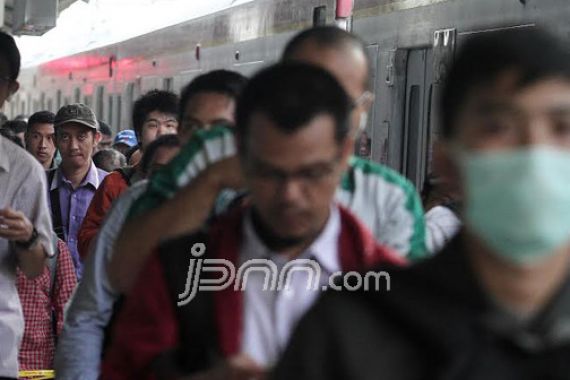 Heboh, ada Penumpang KRL BAB di Gerbong Kereta - JPNN.COM