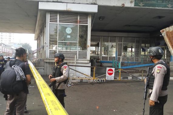 Bau Anyir dan Bercak Darah Masih Ada di Halte Terminal Kampung Melayu - JPNN.COM