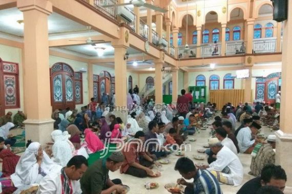 Beras Sedekah 1,5 Ton, Masjid Gelar Buka Puasa Gratis Tiap Hari - JPNN.COM