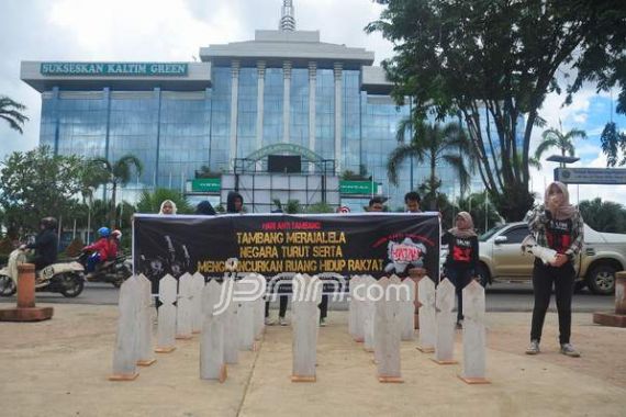 Sereeeemm... Banyak Nisan di Kantor Gubernur - JPNN.COM