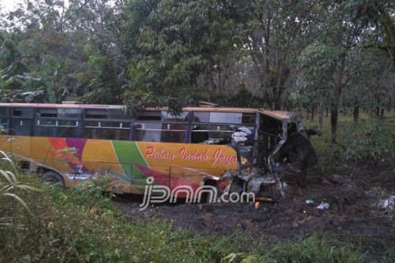 Kisah Sopir Bus Selamat dari Tabrakan Maut - JPNN.COM