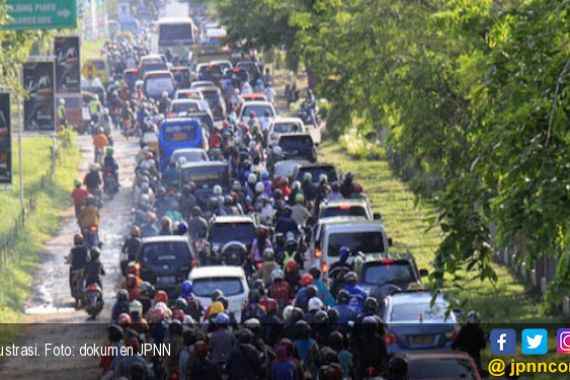 Jalan Lingkar Macet Total, Sopir Terjebak Dua Hari - JPNN.COM