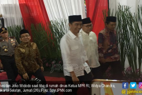 Jokowi Cuma Lempar Senyum di Rumah Zulkifli - JPNN.COM