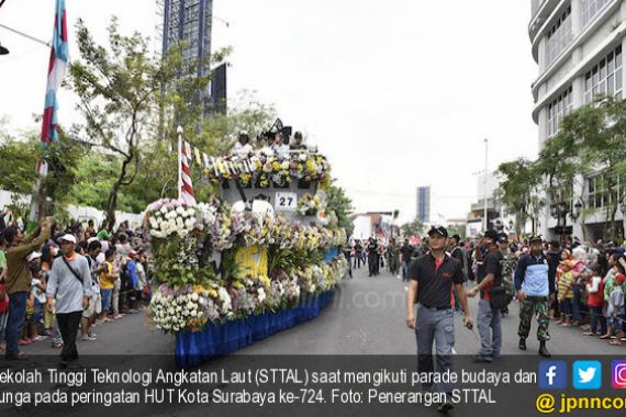 KRI OWA STTAL Raih Predikat Terbaik Dalam Parade Budaya dan Bunga - JPNN.COM